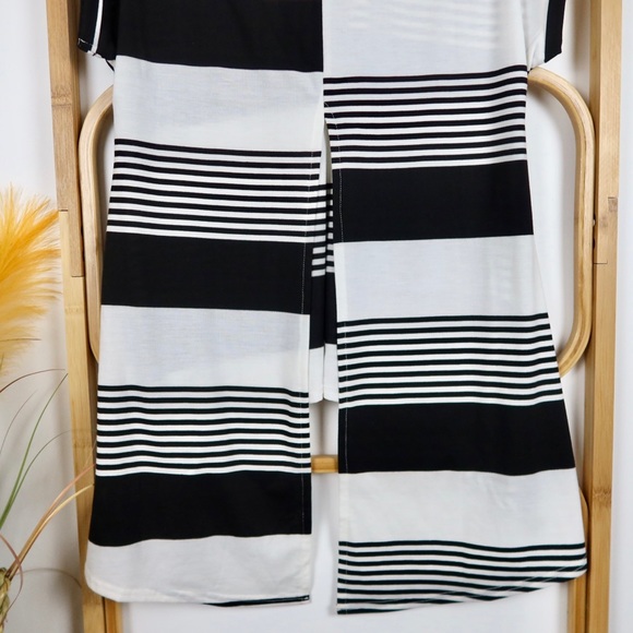 Maddison Square top size XS black white striped - Picture 6 of 7